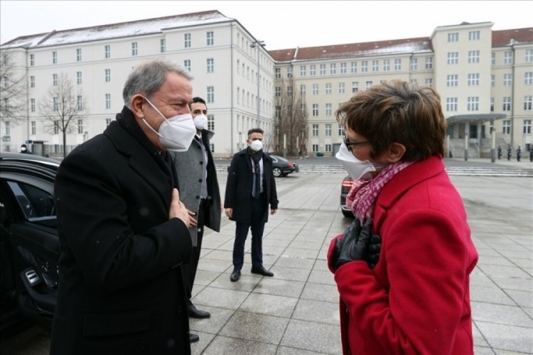 Bakan Akar, Alman mevkidaşı Karrenbauer ile g&ouml;r&uuml;şt&uuml;