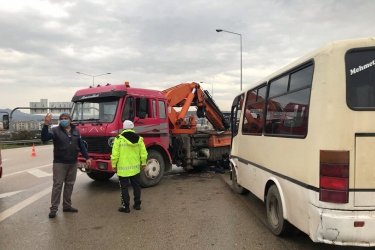 Bursa'da otoyolda geri d&ouml;nmeye &ccedil;alışan &ccedil;ekici minib&uuml;se &ccedil;arptı