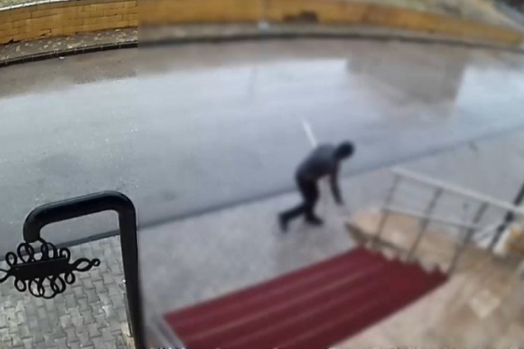 D&uuml;ğ&uuml;n salonu girişindeki demir korkulukları &ccedil;aldılar