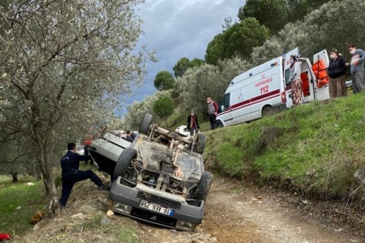 Ara&ccedil; i&ccedil;inde sıkışan s&uuml;r&uuml;c&uuml;y&uuml; itfaiye kurtardı