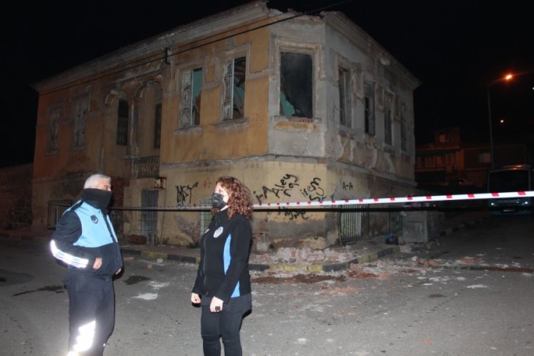Tarihi binanın &ccedil;atısından beton par&ccedil;aları koptu