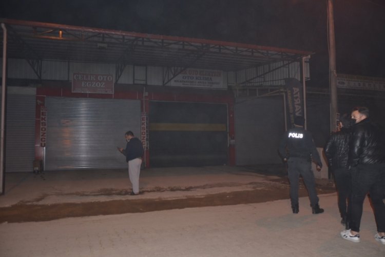 Uyumayan komşu esnafın ekmek teknesini kurtardı