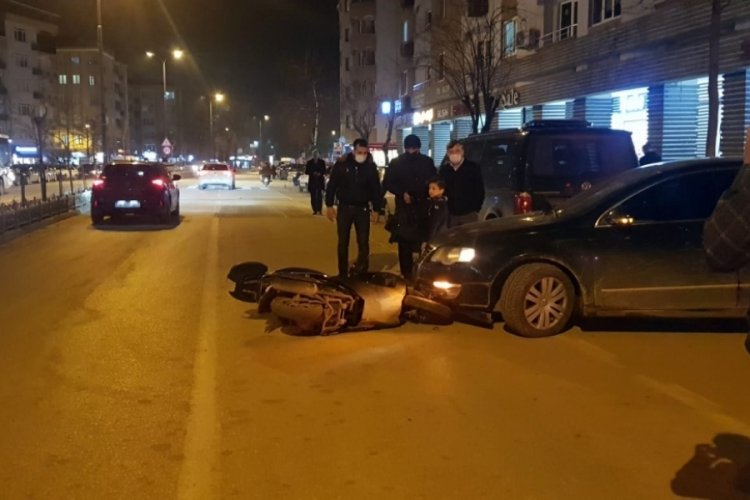 Bursa İneg&ouml;l'de otomobilin &ccedil;arptığı motosikletin s&uuml;r&uuml;c&uuml;s&uuml; yaralandı