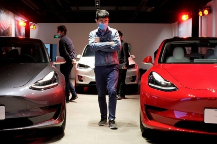 Tesla 135 bin aracını geri &ccedil;ağıracak
