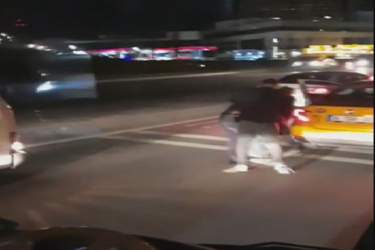 &Ouml;nce kaza sonra tekmeli tokatlı kavga: Taksiciyi b&ouml;yle darp ettiler