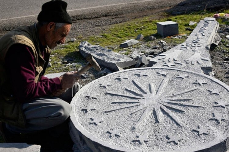 Bazalt taşından 1 ton ağırlığında Cumhurbaşkanlığı forsu yapıyor