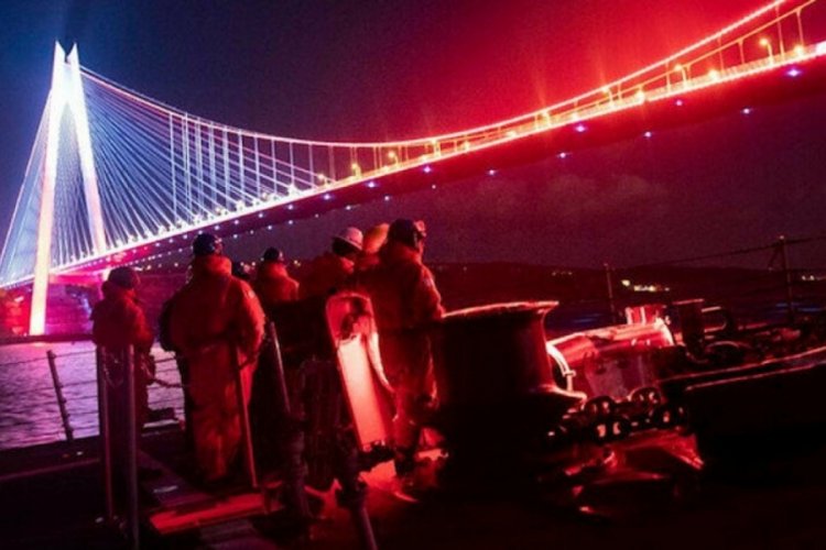 Boğaz'dan ge&ccedil;en ABD Donanması: Kırmızı ışıkta durmayız!