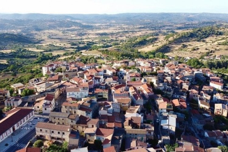 Bu kasabada koronavir&uuml;se yakalanmak yasaklandı