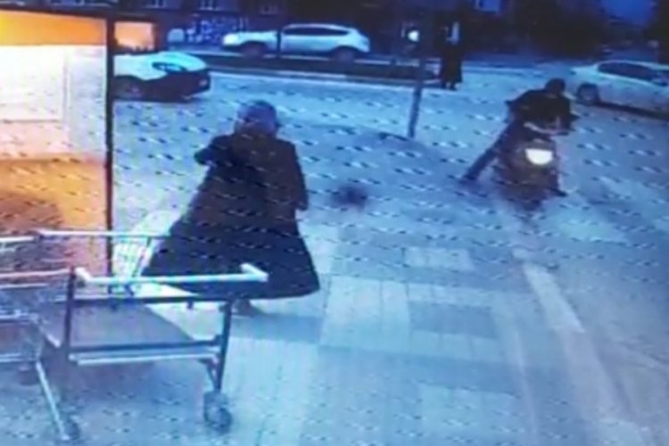 Bursa'da market &ouml;n&uuml;ne bırakılan elektrikli bisikletin &ccedil;alınma anı kamerada