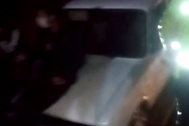Arıza yapan aracı &ccedil;ekiciye y&uuml;klerken otomobil &ccedil;arptı: 2 &ouml;l&uuml;, 1 yaralı
