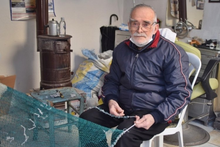 Bursa'da hem tıraş yapıyor, hem ağ &ouml;r&uuml;yor