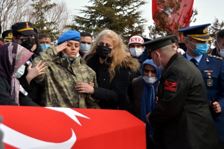 Şehit ağabeyini asker selamı ile uğurladı