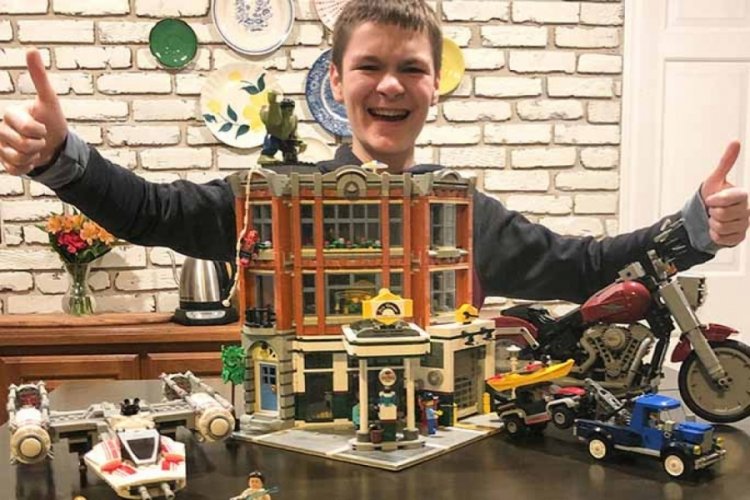 ABD'de 12 yaşındaki &ccedil;ocuk en hızlı Lego rekorunu kırdı