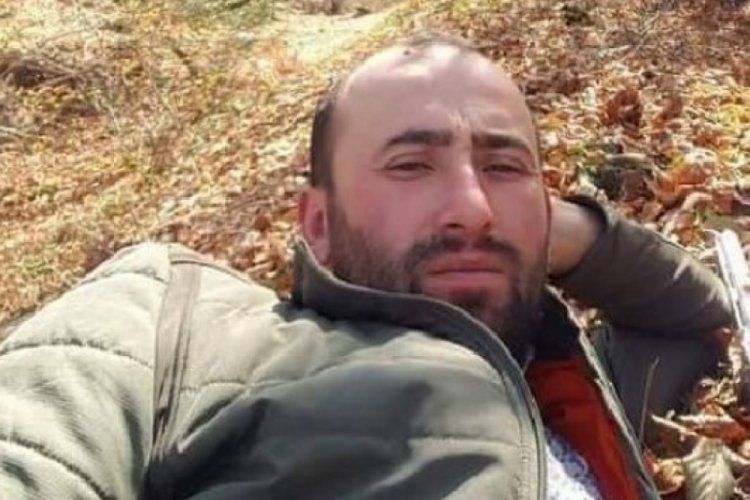 Kestiği ağacın altında kalarak &ouml;ld&uuml;