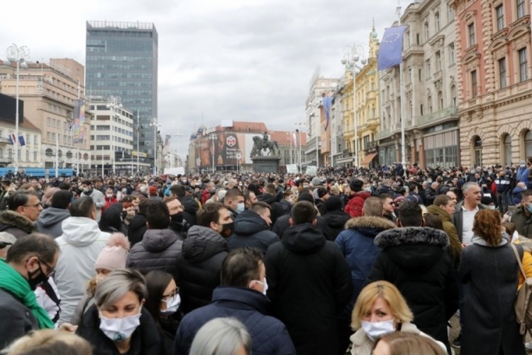 Hırvatistan'da Covid-19 kısıtlamalarına karşı protesto
