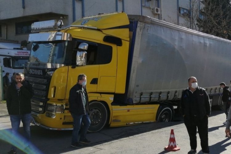 Bağcılar'da yol &ccedil;&ouml;kt&uuml; iplik y&uuml;kl&uuml; TIR mahsur kaldı