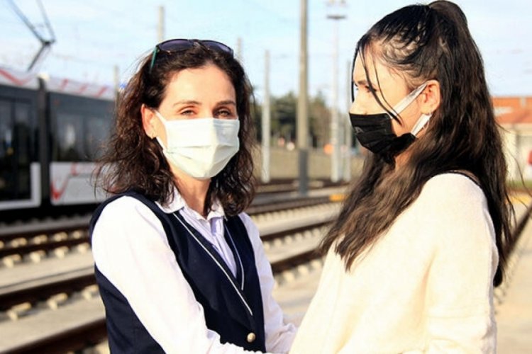Raylar &uuml;zerinde bayılan kız, kendisini kurtaran vatman ile g&ouml;r&uuml;şt&uuml;