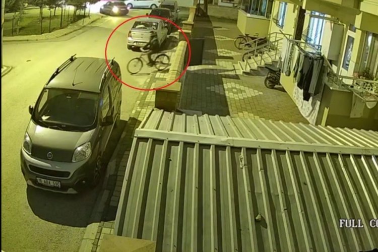 Bursa'da bisiklet hırsızlığı kameralara yansıdı!