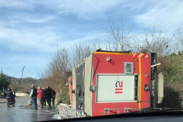 Yangına giden itfaiye aracı devrildi