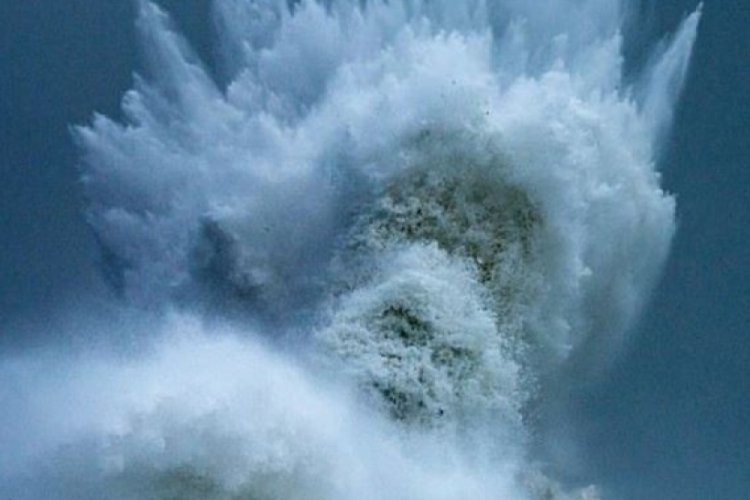 Dev dalgalar Poseidon sil&uuml;etine b&uuml;r&uuml;nd&uuml;
