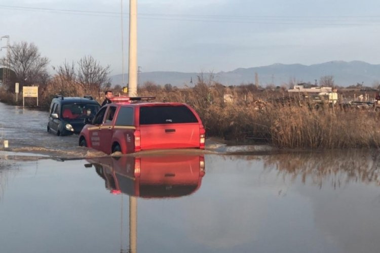 Sel sularında mahsur kalan ara&ccedil;lar itfaiye tarafından kurtarıldı