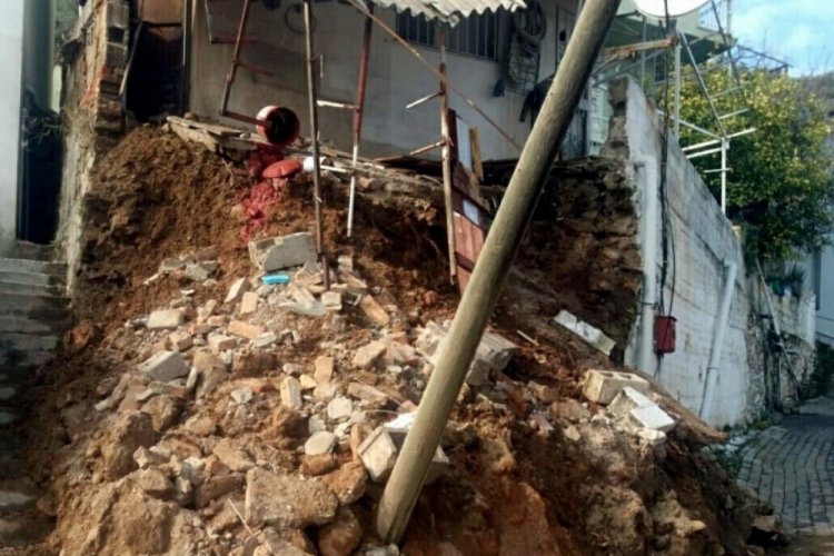 Sağanak yağış evin duvarını yıktı