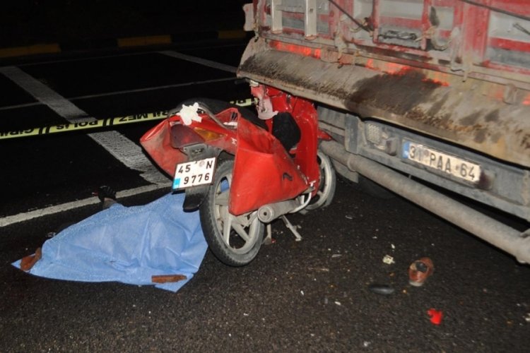 Kamyona &ccedil;arpan motosikletli hayatını kaybetti
