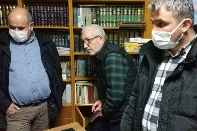 Cami &ccedil;ıkışı imamın ayakkabısını giyip ayrıldı