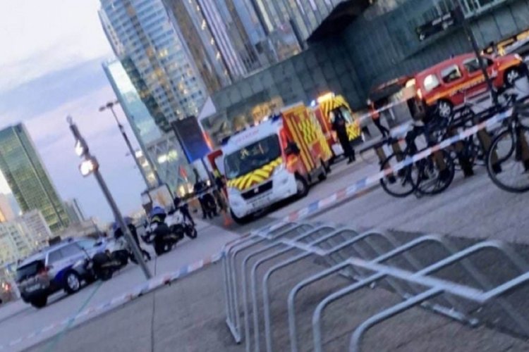 &Ccedil;aldığı kamyonetle kalabalığa daldı: 1 &ouml;l&uuml;