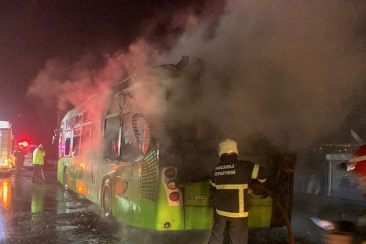 Halk otob&uuml;s&uuml; alev alev yandı