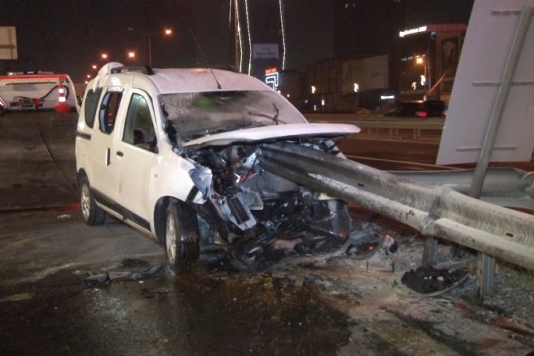 Bariyerlere ok gibi saplandı: 2 yaralı