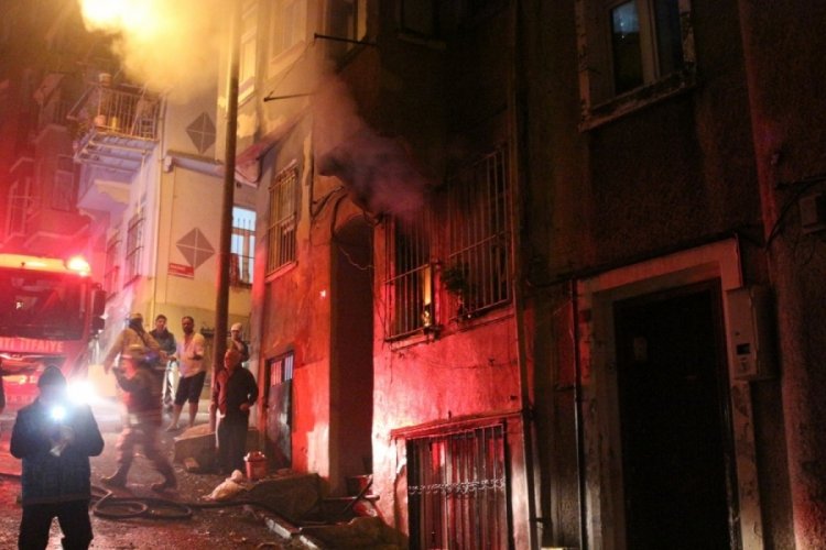 Yangında mahsur kalan yaşlı kadın son anda kurtarıldı