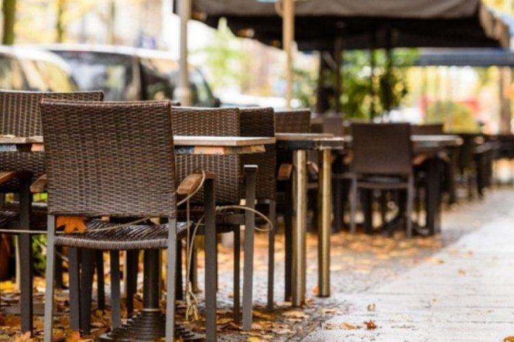 Esnaf isyan etti: Oteller, AVM'ler a&ccedil;ık biz neden kapalıyız?