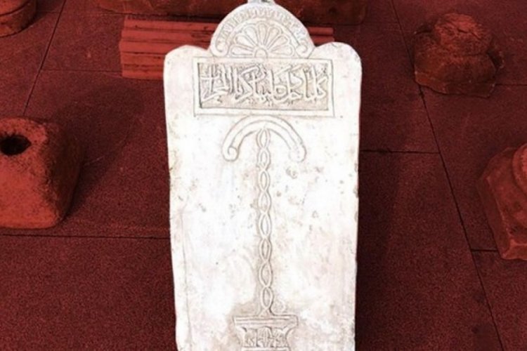 15 yıldır kayıp olan 'kıble taşı' molozların arasından &ccedil;ıktı