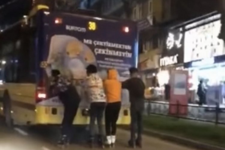 Bursa'da patenci gen&ccedil;lerin tehlikeli yolculuğu kamerada