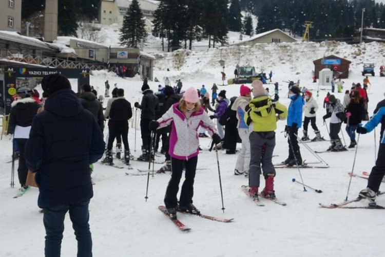 Bursa Uludağ'da pistler g&uuml;n&uuml;birlik&ccedil;ilerle doldu