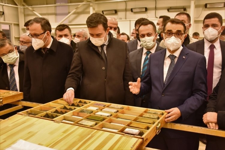 Bakan D&ouml;nmez, S&ouml;ğ&uuml;t'te altın kaynağı tespit edilen sahayı inceledi
