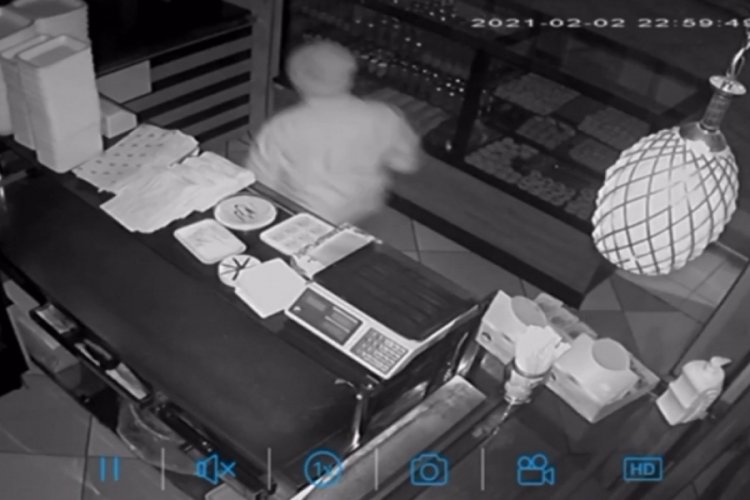 Bursa'da pastanedeki sadaka kutusunu &ccedil;alan hırsız kameraya yansıdı