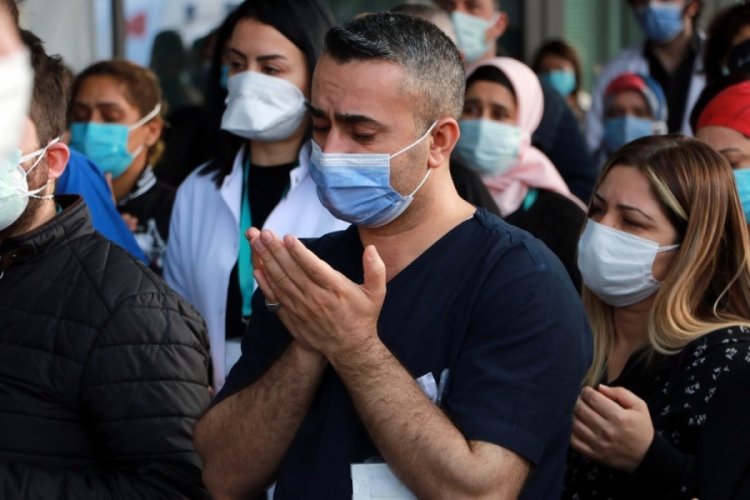 Koronavir&uuml;se yenilen doktor i&ccedil;in g&ouml;zyaşları sel oldu