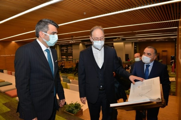 Diyanet İşleri Başkanı Erbaş'tan Bursa'da 'Uyumayan K&uuml;t&uuml;phane'ye ziyaret