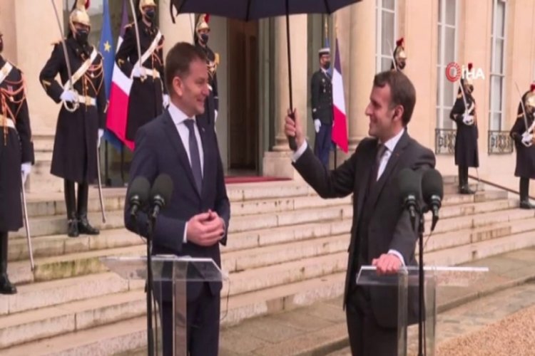 Macron'dan, Slovakya Başbakanı'na şemsiye jesti