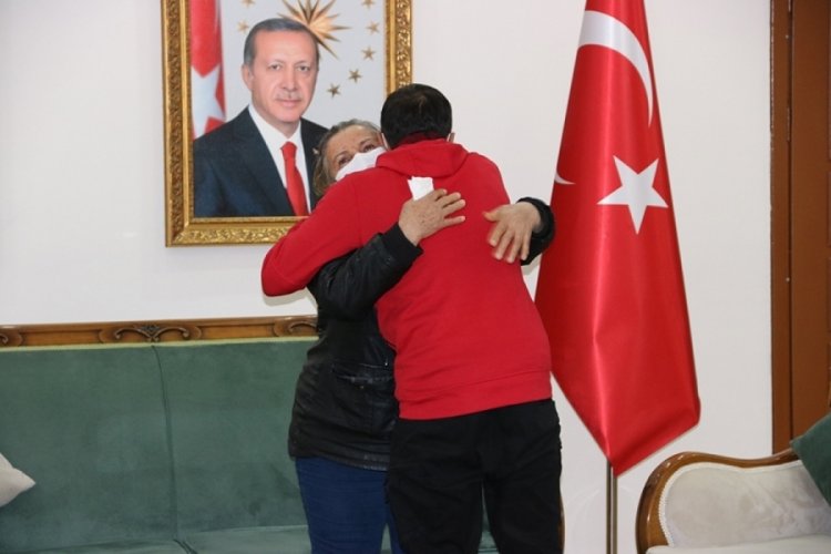 Evlat n&ouml;betindeki ailelerden biri oğluna kavuştu