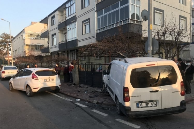 Ticari ara&ccedil; ile otomobil &ccedil;arpıştı