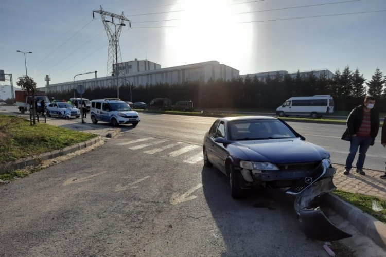 Kazada savrulan otomobil yayaya &ccedil;arptı: 3 yaralı
