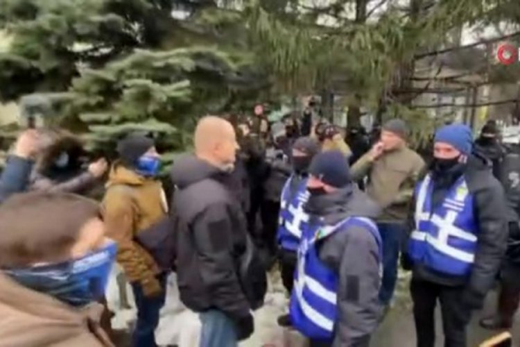 Ukrayna'da Rus yanlısı televizyon kanalının kapatılması i&ccedil;in protesto