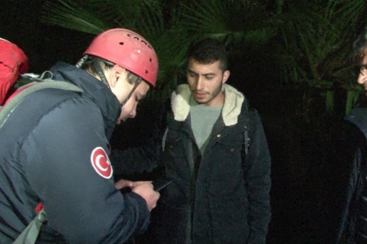 Amat&ouml;r balık&ccedil;ı cep telefonun şarjı bitince falezlerde mahsur kaldı
