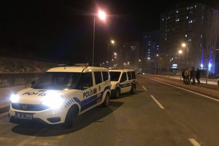 Ev hapsinde olan şahıs polisten ka&ccedil;arken kendini vurarak yaralandı