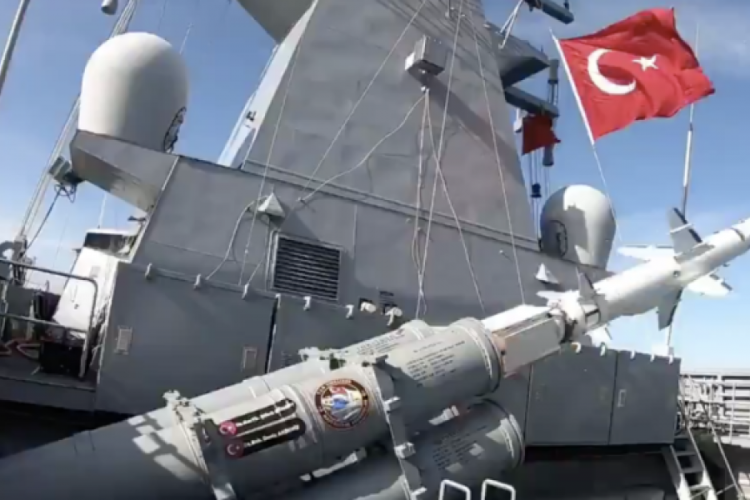 Türkiye'nin ilk milli gemisavar füzesi Atmaca hedefi başarıyla vurdu