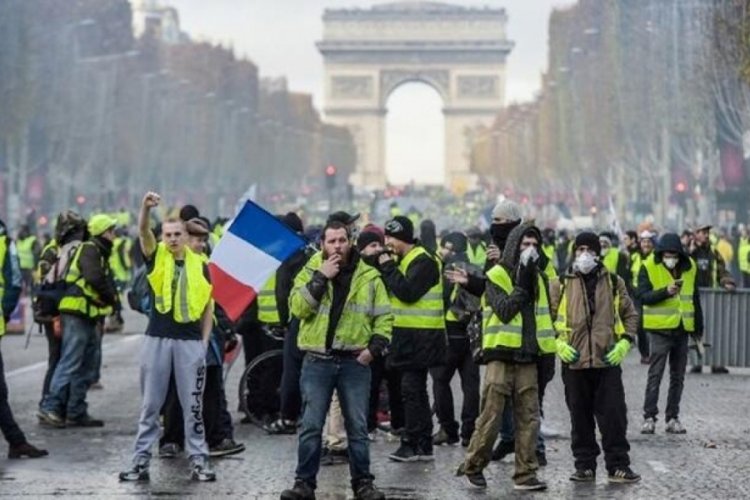 Fransa'da sarı yelekli eylemcinin gözünü kaybetmesine neden olan polise soruşturma