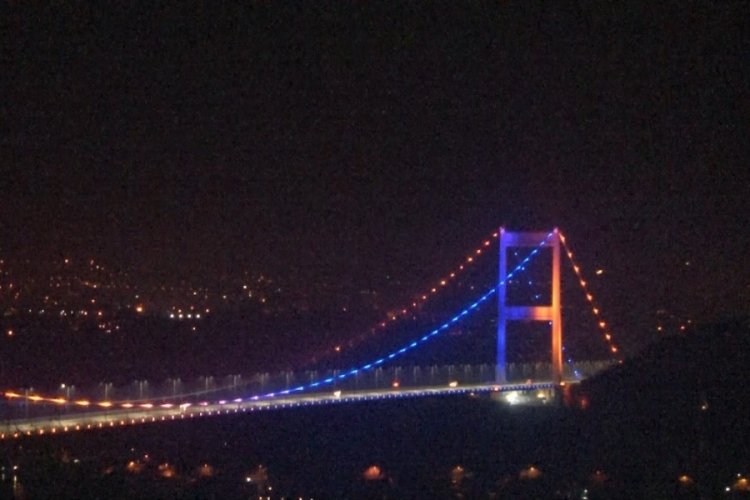 FSM Köprüsü 4 Şubat Dünya Kanserler Günü'nde mor ve turuncu ile ışıklandırıldı